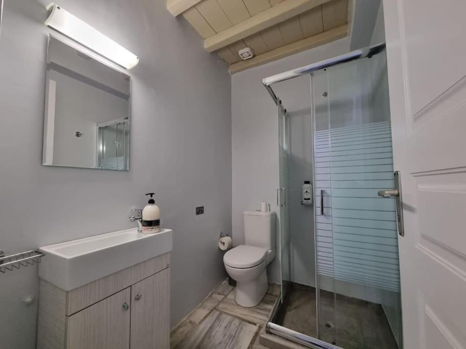 Beachfront 2Br Apartment - Free Parking Livadi  Exterior foto
